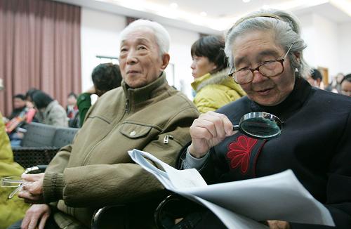 12月24日,80多歲的詹立周(左)、周怡真老夫婦正在現(xiàn)場(chǎng)選房。 當(dāng)日,2009年杭州市區(qū)經(jīng)濟(jì)租賃住房試點(diǎn)工作在經(jīng)過(guò)申報(bào)、審核、公示等程序后,進(jìn)入最后的選房程序,首批52戶符合條件的家庭參加了現(xiàn)場(chǎng)公開(kāi)選房。在簽訂租賃協(xié)議后,他們近期即可搬入已統(tǒng)一裝修的住房,享受相應(yīng)的房租核減政策。據(jù)悉,這是杭州市為解決低收入家庭住房問(wèn)題而出臺(tái)的新政之一,首批52套經(jīng)濟(jì)租賃房主要針對(duì)那些符合經(jīng)濟(jì)適用住房準(zhǔn)入條件但又暫時(shí)無(wú)力購(gòu)買的“夾心層”。 新華社發(fā)
