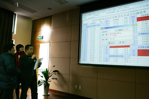 12月24日,一位市民正在現(xiàn)場(chǎng)選房。 當(dāng)日,2009年杭州市區(qū)經(jīng)濟(jì)租賃住房試點(diǎn)工作在經(jīng)過(guò)申報(bào)、審核、公示等程序后,進(jìn)入最后的選房程序,首批52戶符合條件的家庭參加了現(xiàn)場(chǎng)公開(kāi)選房。在簽訂租賃協(xié)議后,他們近期即可搬入已統(tǒng)一裝修的住房,享受相應(yīng)的房租核減政策。據(jù)悉,這是杭州市為解決低收入家庭住房問(wèn)題而出臺(tái)的新政之一,首批52套經(jīng)濟(jì)租賃房主要針對(duì)那些符合經(jīng)濟(jì)適用住房準(zhǔn)入條件但又暫時(shí)無(wú)力購(gòu)買的“夾心層”。 新華社發(fā)