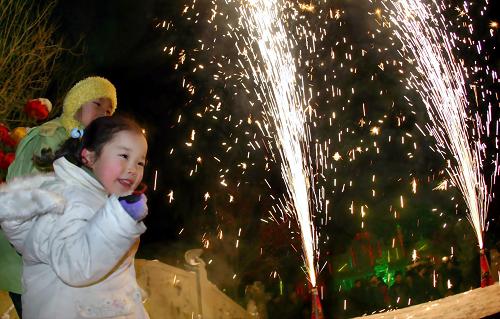 2005年1月21日,在烏魯木齊市紅山公園,一位小朋友在觀看焰火。每逢春節(jié),在烏魯木齊紅山公園都會(huì)舉行冰雕展,吸引了大量市民前來觀看。絢麗多彩的焰火、姿態(tài)萬千的冰雕增添了節(jié)日的氣氛。新華社發(fā)(楊萬江攝)