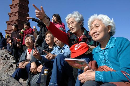 2008年10月7日,在烏魯木齊市紅山公園,幾位參加九九重陽節(jié)登山活動(dòng)的老人在紅山山頂觀看城市的新變化。近年來,烏魯木齊市社會(huì)保障體系進(jìn)一步完善。2008年末,全市共有51.37萬人(包括離退休人員)參加城鎮(zhèn)基本養(yǎng)老保險(xiǎn)。新華社發(fā)(楊萬江攝)