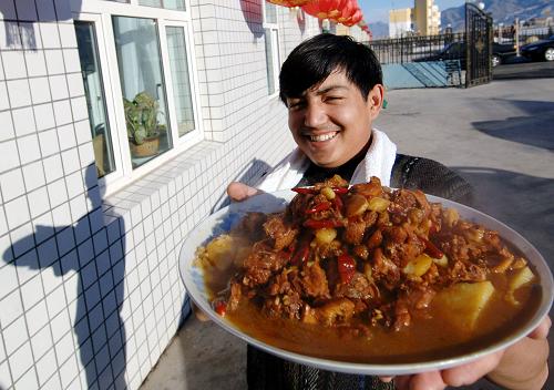 2007年3月20日,在烏魯木齊市水西溝鎮(zhèn)平西梁村,一位牧民向客人送上剛出鍋的“大盤雞”。10年間,烏魯木齊市農(nóng)業(yè)發(fā)展步伐加快。2008年,全市投入新農(nóng)村建設(shè)資金3.2億元,實(shí)施了18項(xiàng)新農(nóng)村建設(shè)項(xiàng)目。在一些項(xiàng)目建成后,眾多居民將自己的家辦成“農(nóng)家樂”,增加了收入,也帶動(dòng)了當(dāng)?shù)芈糜螛I(yè)的發(fā)展。 新華社發(fā)(楊萬江攝)