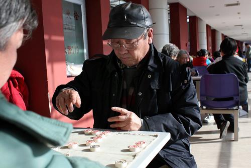 2009年12月30日,市民在北京海淀社區(qū)服務(wù)中心大廳內(nèi)下棋。 近年來,北京市社區(qū)文化建設(shè)蓬勃發(fā)展,市民在自己家門口就能參加太極拳、合唱、交誼舞、棋牌等各種豐富多彩的文娛活動,并享受到社區(qū)服務(wù)站、為老服務(wù)站等社區(qū)服務(wù)場所提供的服務(wù),感受社區(qū)溫暖和居民間濃濃的親情。 新華社發(fā)(趙琬微 攝)