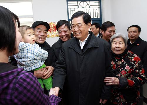 胡錦濤在河北考察 1月1日,中共中央總書記、國家主席、中央軍委主席胡錦濤到河北省三河市農(nóng)村考察。這是胡錦濤在三河市李旗莊鎮(zhèn)查馬坊村村民張福泰家中同一家人親切交談,向他們祝福新年。 新華社發(fā)