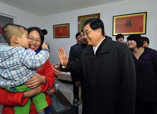 1月1日,中共中央總書記、國家主席、中央軍委主席胡錦濤到河北省三河市農(nóng)村考察。這是胡錦濤在三河市李旗莊鎮(zhèn)查馬坊村村民張福泰家中向他們祝福新年。 新華社記者李學(xué)仁攝