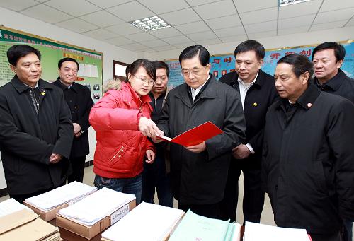 1月1日,中共中央總書記、國家主席、中央軍委主席胡錦濤到河北省三河市農(nóng)村考察。這是胡錦濤在三河市李旗莊鎮(zhèn)查馬坊村了解該村基層黨建情況。 新華社發(fā)