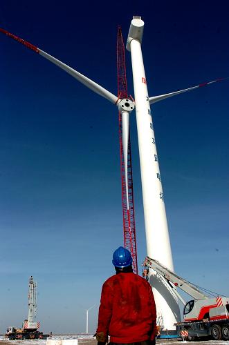2009年12月25日,隨著大唐甘肅發(fā)電公司20萬千瓦風(fēng)電機(jī)組在甘肅玉門市昌馬風(fēng)電場(chǎng)的吊裝成功,我國(guó)第一個(gè)千萬千瓦級(jí)風(fēng)電基地裝機(jī)容量首次突破了200萬千瓦。甘肅酒泉是我國(guó)規(guī)劃建設(shè)的第一個(gè)千萬千瓦級(jí)的風(fēng)電基地。2008年4月,酒泉千萬千瓦級(jí)風(fēng)電基地規(guī)劃報(bào)告通過國(guó)家發(fā)改委審查,2009年8月8日,酒泉風(fēng)電基地一期工程建設(shè)正式啟動(dòng)。 全球變暖的主要原因是人類在近一個(gè)世紀(jì)以來大量使用煤、石油等化石燃料,排放出大量的二氧化碳等溫室氣體,引發(fā)“溫室效應(yīng)”。全球變暖的后果,會(huì)使全球降水量重新分配,冰川和凍土消融,海平面上升等,既危害自然生態(tài)系統(tǒng)的平衡,更威脅人類食物供應(yīng)和居住環(huán)境。 我國(guó)在保護(hù)生態(tài)基礎(chǔ)上,有序發(fā)展水電,積極發(fā)展核電,鼓勵(lì)支持農(nóng)村、邊遠(yuǎn)地區(qū)和條件適宜的地區(qū)大力發(fā)展生物質(zhì)能、太陽能、地?zé)?、風(fēng)能等新型可再生能源。截至2009年底,中國(guó)水電裝機(jī)容量、核電在建規(guī)模、太陽能熱水器集熱面積和光伏發(fā)電容量均居世界第一位。中國(guó)成為新能源和可再生能源增長(zhǎng)速度最快的國(guó)家。 新華社記者連振祥攝