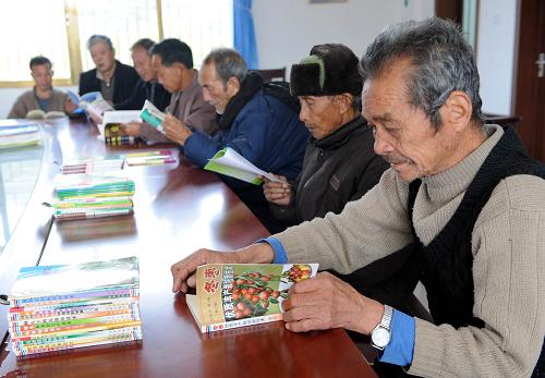 江西2009年建成農(nóng)家書屋4600個 江西省安遠(yuǎn)縣車頭鎮(zhèn)東村村民在農(nóng)家書屋看書(12月23日攝)。 為滿足廣大農(nóng)民群眾閱讀需求、保障農(nóng)民群眾基本文化權(quán)益,江西從2007年開始穩(wěn)步推進(jìn)農(nóng)家書屋工程。截止到2009年底,江西全省已經(jīng)建成農(nóng)家書屋7146個,其中2009年建成農(nóng)家書屋4600個,圖書涉及農(nóng)業(yè)科技、文學(xué)藝術(shù)、時政法律等內(nèi)容。農(nóng)家書屋成為農(nóng)民的“文化糧倉”和新農(nóng)村致富路上的“加油站”,深受廣大農(nóng)民群眾的歡迎。 新華社記者周科攝