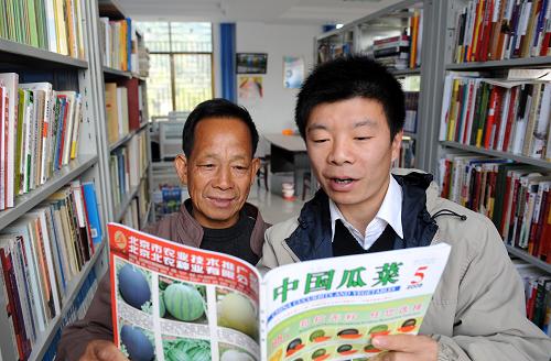 江西省安遠(yuǎn)縣車頭鎮(zhèn)東村大學(xué)生“村官”劉鵬(右)在農(nóng)家書屋指導(dǎo)一位村民學(xué)習(xí)農(nóng)業(yè)科技知識(12月23日攝)。 為滿足廣大農(nóng)民群眾閱讀需求、保障農(nóng)民群眾基本文化權(quán)益,江西從2007年開始穩(wěn)步推進(jìn)農(nóng)家書屋工程。截止到2009年底,江西全省已經(jīng)建成農(nóng)家書屋7146個,其中2009年建成農(nóng)家書屋4600個,圖書涉及農(nóng)業(yè)科技、文學(xué)藝術(shù)、時政法律等內(nèi)容。農(nóng)家書屋成為農(nóng)民的“文化糧倉”和新農(nóng)村致富路上的“加油站”,深受廣大農(nóng)民群眾的歡迎。 新華社記者周科攝