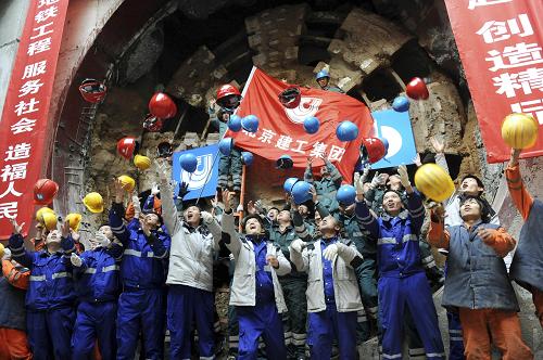北京地鐵大興線軌道洞體全線貫通 1月6日,在北京軌道交通大興線黃村西大街站工地,最后一臺盾構(gòu)機完成施工后工作人員揮帽歡呼。 當日,北京地鐵大興線比預期提前一個月實現(xiàn)軌道洞體全線貫通,預計2010年12月底開通運營。地鐵大興線全長21.76公里,北起北京豐臺區(qū)公益西橋站,南至北京大興區(qū)天宮院站,線路北端與地鐵4號線相接,共同構(gòu)成北京南北向一條客運骨干線路。它的建成將大大緩解北京南部地區(qū)的交通壓力,并為北京南城的發(fā)展提供助力。 新華社發(fā)