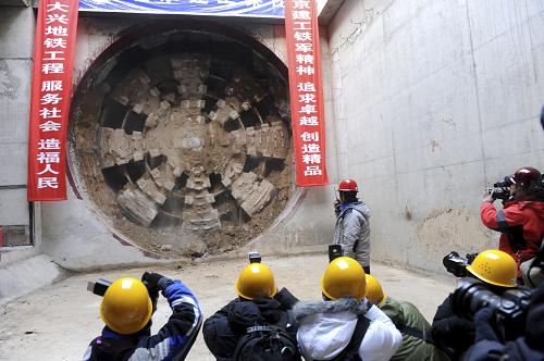 1月6日,在北京軌道交通大興線黃村西大街站工地,最后一臺盾構(gòu)機正在施工。 當日,北京地鐵大興線比預期提前一個月實現(xiàn)軌道洞體全線貫通,預計2010年12月底開通運營。地鐵大興線全長21.76公里,北起北京豐臺區(qū)公益西橋站,南至北京大興區(qū)天宮院站,線路北端與地鐵4號線相接,共同構(gòu)成北京南北向一條客運骨干線路。它的建成將大大緩解北京南部地區(qū)的交通壓力,并為北京南城的發(fā)展提供助力。 新華社發(fā)