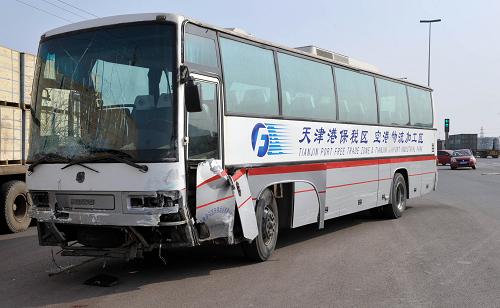 天津開發(fā)區(qū)發(fā)生一起駕車惡意撞人案件致9人死亡 2月1日上午,天津經(jīng)濟(jì)技術(shù)開發(fā)區(qū)發(fā)生一起駕車惡意撞人案件,天津港保稅區(qū)天保運(yùn)業(yè)有限公司副調(diào)度員張某(男,40歲)因與調(diào)度員李某發(fā)生爭(zhēng)吵、糾紛,持匕首將李某捅傷,后劫持該單位牌照號(hào)為“津AB-6398”的黃海牌大客車,突然駛出。在開發(fā)區(qū)內(nèi)的道路上連續(xù)撞擊交通參與者,致9人死亡,11人受傷。目前犯罪嫌疑人已被警方抓獲。 這是肇事的大客車(2月1日攝)。 新華社發(fā)