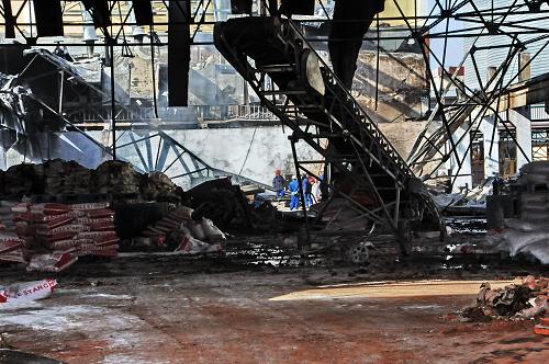 河北撫寧縣一淀粉廠發(fā)生燃爆 死亡人數(shù)增至13人 2月25日,工人在清理事故現(xiàn)場(chǎng)。 截至2月25日1時(shí)50分,河北省秦皇島驪驊淀粉股份有限公司淀粉四車間燃爆事故已造成13人死亡,尚有5人下落不明,50人受傷,其中重傷9人。2月24日16時(shí)許,河北省秦皇島驪驊淀粉股份有限公司淀粉四車間發(fā)生燃爆事故。 新華社記者 李俊義 攝