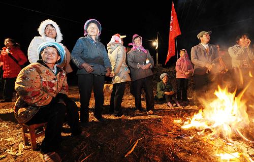 云南),2010年2月26日 夜搭帳篷 情暖災(zāi)區(qū) 2月26日凌晨,重災(zāi)區(qū)祿豐縣高峰鄉(xiāng)起家村村民圍著火堆,等待子弟兵為他們搭建帳篷。 2月25日,云南楚雄彝族自治州祿豐縣、元謀縣交界處發(fā)生5.1級(jí)地震后,民政等部門緊急調(diào)運(yùn)2000頂帳篷、2000多床棉被送往災(zāi)區(qū)。駐滇某部隊(duì)官兵、武警消防官兵260多人奔赴現(xiàn)場(chǎng),連夜為受災(zāi)群眾搭建救災(zāi)帳篷。 新華社記者秦晴攝