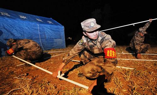 2月26日凌晨,駐滇某高炮團(tuán)官兵在地震重災(zāi)區(qū)祿豐縣高峰鄉(xiāng)搭建救災(zāi)帳篷。 2月25日,云南楚雄彝族自治州祿豐縣、元謀縣交界處發(fā)生5.1級(jí)地震后,民政等部門緊急調(diào)運(yùn)2000頂帳篷、2000多床棉被送往災(zāi)區(qū)。駐滇某部隊(duì)官兵、武警消防官兵260多人奔赴現(xiàn)場(chǎng),連夜為受災(zāi)群眾搭建救災(zāi)帳篷。 新華社記者秦晴攝