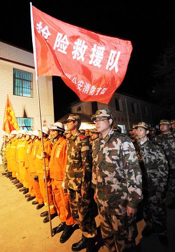 2月25日晚,云南楚雄州公安消防支隊(duì)的官兵整裝待發(fā),準(zhǔn)備奔赴災(zāi)區(qū)緊急救援。 2月25日,云南楚雄彝族自治州祿豐縣、元謀縣交界處發(fā)生5.1級(jí)地震后,民政等部門緊急調(diào)運(yùn)2000頂帳篷、2000多床棉被送往災(zāi)區(qū)。駐滇某部隊(duì)官兵、武警消防官兵260多人奔赴現(xiàn)場(chǎng),連夜為受災(zāi)群眾搭建救災(zāi)帳篷。 新華社記者秦晴攝