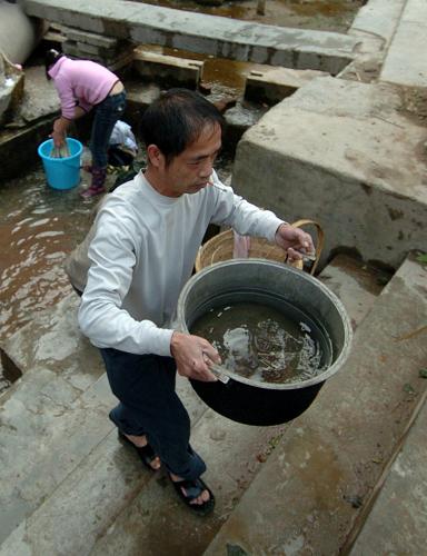 干旱導(dǎo)致廣西那坡縣城間歇性停水 在廣西那坡縣龍泉街,居民在一個地下水出口處取水(2月24日攝)。 連續(xù)數(shù)月的嚴(yán)重干旱使廣西那坡縣水利設(shè)施蓄水量比往年大幅下降,目前已有3座水庫干涸。作為縣城主要水源之一的團(tuán)結(jié)水庫水位和正常時期相比下降了17米,處于“死庫容”狀態(tài)。 目前那坡縣只能通過抽取地下水,不定時給縣城供水。由于水壓不足,住在高樓的居民依然無法正常用水。 新華社記者黃孝邦攝