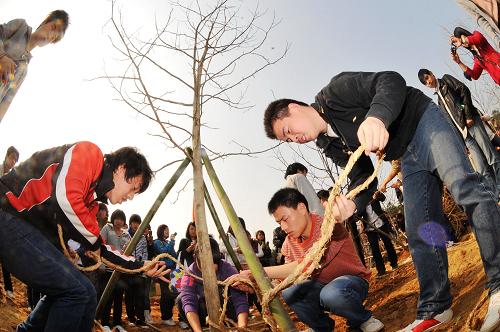 長沙:植樹節(jié)植樹忙 3月12日,眾多大學生來到長沙園林生態(tài)園開展義務植樹活動。 當日是我國第32個植樹節(jié),湖南長沙300余名市民代表來到長沙園林生態(tài)園參加以“自然·生態(tài)——城市綠線編織幸福家園”為主題的義務植樹活動。 新華社記者 龍弘濤 攝