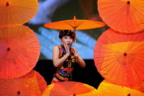 中意青少年大聯(lián)歡開(kāi)幕式暨文藝演出在羅馬舉行 10月8日,在意大利首都羅馬,中國(guó)學(xué)生在中意青少年大聯(lián)歡開(kāi)幕式暨文藝演出上表演民族舞蹈。 當(dāng)日晚,中意青少年大聯(lián)歡開(kāi)幕式暨文藝演出在羅馬舉行,來(lái)自中國(guó)的大、中學(xué)生為意大利人帶來(lái)了戲曲、民族舞蹈、馬頭琴演奏、武術(shù)表演等節(jié)目。2010年是中國(guó)和意大利建交40周年。中方將于2010年10月至2011年9月在意大利舉辦“中國(guó)文化年”,展示中國(guó)傳統(tǒng)文化和現(xiàn)代發(fā)展成就。 新華社記者王慶欽攝