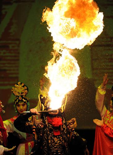 10月8日,在意大利首都羅馬,中國(guó)學(xué)生在中意青少年大聯(lián)歡開(kāi)幕式暨文藝演出上表演川劇噴火。 當(dāng)日晚,中意青少年大聯(lián)歡開(kāi)幕式暨文藝演出在羅馬舉行,來(lái)自中國(guó)的大、中學(xué)生為意大利人帶來(lái)了戲曲、民族舞蹈、馬頭琴演奏、武術(shù)表演等節(jié)目。2010年是中國(guó)和意大利建交40周年。中方將于2010年10月至2011年9月在意大利舉辦“中國(guó)文化年”,展示中國(guó)傳統(tǒng)文化和現(xiàn)代發(fā)展成就。 新華社記者王慶欽攝