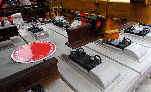 11月15日,京滬高鐵全線鋪通儀式現(xiàn)場,工程車在鋪設(shè)京滬高鐵線最后一根鐵軌。當(dāng)日上午,隨著最后一根鐵軌在安徽蚌埠段順利鋪下,京滬高速鐵路全線完成鋪通工程,這是京滬高速鐵路建設(shè)取得的又一重大階段性成果。京滬高速鐵路的全線鋪通,標(biāo)志著以線下工程和鋪軌為主的站前工程全部結(jié)束,下一步將全力推進(jìn)以牽引供電、通信、信號、電力“四電集成”施工和站房建設(shè)為主的站后工程施工,展開全線聯(lián)調(diào)聯(lián)試。新華社記者 郭晨 攝