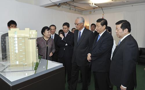 11月15日,中國(guó)國(guó)家副主席習(xí)近平在新加坡與吳作棟國(guó)務(wù)資政共同出席新加坡中國(guó)文化中心奠基儀式。這是習(xí)近平與吳作棟參觀新加坡中國(guó)文化中心大樓模型。新華社記者 黃敬文 攝
