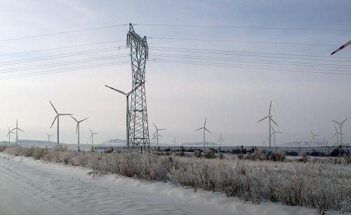 這是內(nèi)蒙古錫林郭勒盟灰騰河境內(nèi)的外送電網(wǎng)(2009年12月31日攝)。截至2009年底,承擔(dān)國(guó)家“西電東送”能源保障任務(wù)的內(nèi)蒙古自治區(qū)東送電量超過(guò)250億千瓦時(shí),同比增長(zhǎng)4.5%,東送第一通道實(shí)現(xiàn)5400天安全生產(chǎn)長(zhǎng)周期紀(jì)錄,創(chuàng)內(nèi)蒙古電網(wǎng)東送京津唐及華北地區(qū)電量歷史新高。2010年,內(nèi)蒙古電力系統(tǒng)將借助國(guó)家電網(wǎng)公司規(guī)劃的“兩縱兩橫”特高壓輸電線路建設(shè)的機(jī)遇,穩(wěn)定產(chǎn)能,進(jìn)一步擴(kuò)大外送規(guī)模。新華社記者 張領(lǐng) 攝