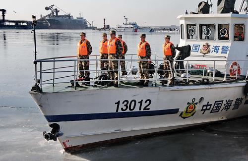 1月13日,河北海警的巡邏艇在秦皇島港海域巡邏。新華社記者 楊世堯 攝