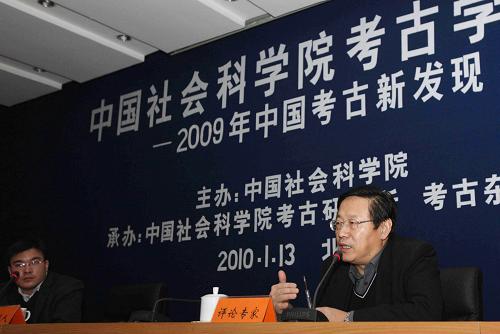 1月13日,中國社會科學(xué)院考古研究所所長王巍在評論考古新發(fā)現(xiàn)。當(dāng)日,由中國社會科學(xué)院主辦、中國社會科學(xué)院考古研究所等單位協(xié)辦的中國社會科學(xué)院考古學(xué)論壇2009年中國考古新發(fā)現(xiàn)在北京公布,江蘇張家港市東山村新石器時(shí)代遺址、內(nèi)蒙古赤峰市二道井子夏家店下層文化聚落遺址、山東高青縣陳莊村西周遺址、河南安陽縣西高穴曹魏大墓、陜西藍(lán)田縣五里頭北宋呂氏家族墓地、江西高安市華林宋元明時(shí)期造紙作坊遺址等入選。新華社記者 汪永基 攝