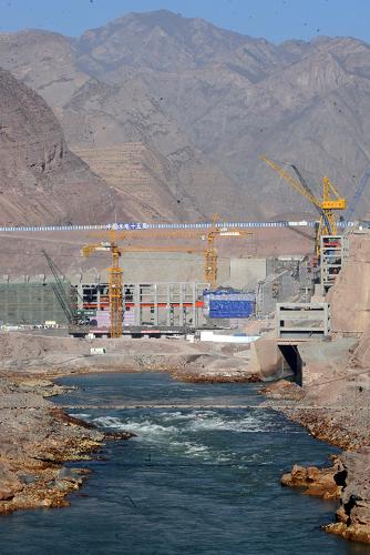 這是建在黃河上游的積石峽水電站(1月7日攝)。黃河上游在建的百萬千瓦級水電站——積石峽水電站3臺34萬千瓦機組計劃2010年內(nèi)實現(xiàn)全部投產(chǎn)發(fā)電,屆時黃河青海境內(nèi)發(fā)電裝機容量將達到1000萬千瓦。改革開放以來,青海省充分利用黃河上游水力資源,先后建成龍羊峽、李家峽、公伯峽、拉西瓦等大型水電工程,水電事業(yè)發(fā)展迅猛。新華社記者 侯德強 攝