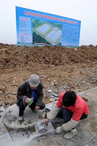 1月19日,工人正在整修四川綿竹市江蘇工業(yè)園區(qū)內(nèi)的道路。江蘇省在對(duì)口援建四川地震災(zāi)區(qū)綿竹過程中,不僅重視災(zāi)區(qū)學(xué)校、醫(yī)院等公共設(shè)施建設(shè),而且投入巨資建設(shè)工業(yè)園區(qū),幫助當(dāng)?shù)卣猩桃Y,發(fā)展經(jīng)濟(jì)。目前,綿竹市一、二、三產(chǎn)業(yè)已吸引國內(nèi)近50億元的直接投資,這個(gè)曾位于四川省十強(qiáng)縣前列的縣級(jí)市,2010年有望恢復(fù)到震前經(jīng)濟(jì)水平。新華社記者 陳燮 攝