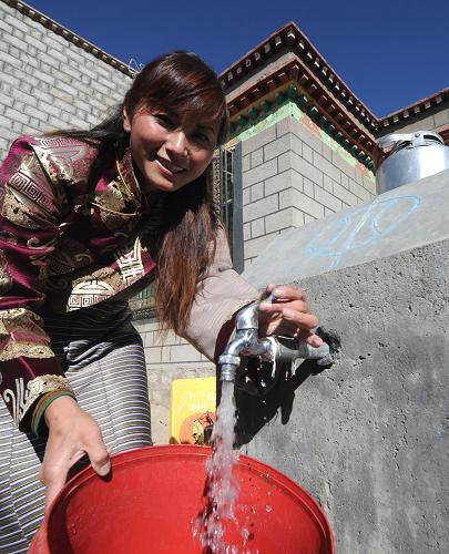 1月20日,西藏堆龍德慶縣東嘎鎮(zhèn)農(nóng)民德吉在取水,目前該縣已有7139戶、37300余農(nóng)牧民用上了自來水。新華社記者 索朗羅布 攝