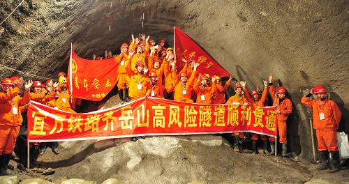 這是2009年12月10日,宜萬鐵路建設(shè)者歡慶宜萬鐵路最后一座Ⅰ級風(fēng)險隧道——齊岳山隧道正式貫通。宜萬鐵路東起湖北宜昌,西至重慶萬州,工程于2004年開工,全長377.46公里,共有隧道159座,橋梁253座,橋隧占線路總長的74%,總投資225.7億元,計劃2010年全線建成通車運(yùn)營。新華社發(fā)(楊順丕 攝)