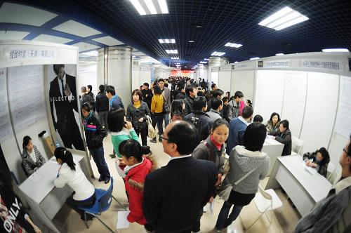 1月22日,貴陽市人才市場內(nèi)前來應(yīng)聘的求職者絡(luò)繹不絕。新華社記者 劉續(xù) 攝
