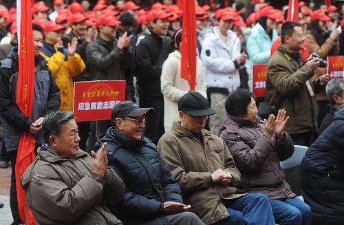1月22日,空巢老人代表和志愿者代表在啟動儀式上。新華社記者 江宏景 攝