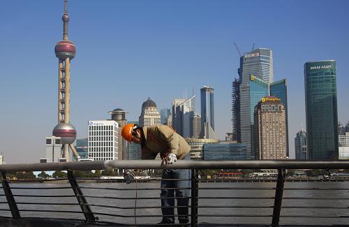 1月26日,一名工人在為上海外灘觀光平臺(tái)的護(hù)欄上漆。目前,上海外灘濱水區(qū)綜合改造工程進(jìn)入施工沖刺階段,預(yù)計(jì)3月底竣工。外灘濱水區(qū)是上海最具標(biāo)志性的城市景觀區(qū)域,建成后的新外灘觀光平臺(tái)將以嶄新的姿態(tài)出現(xiàn)在黃浦江畔,展示外灘歷史文化風(fēng)貌和生態(tài)景觀。新華社記者 裴鑫 攝