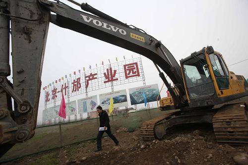 1月26日,一名工作人員從北京什邡產(chǎn)業(yè)園建筑工地走過(guò)。北京什邡產(chǎn)業(yè)園規(guī)劃面積9平方公里,起步區(qū)3.1平方公里。目前正實(shí)施區(qū)內(nèi)道路、變電站、自來(lái)水廠、搬遷房小區(qū)等基礎(chǔ)設(shè)施建設(shè)。已有多家北京企業(yè)與什邡市政府簽訂了投資意向性協(xié)議。2009年,北京對(duì)口援建四川省什邡市工作全面推進(jìn)。截至2009年底,先后確定3批對(duì)口援建項(xiàng)目108個(gè),確定援建資金70億元。其中已開(kāi)工項(xiàng)目93個(gè),竣工50個(gè)。新華社記者 汪永基 攝