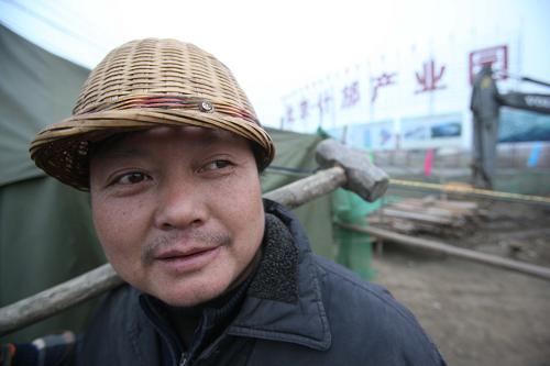 1月26日,一名建筑工人從北京什邡產(chǎn)業(yè)園建筑工地走過(guò)。新華社記者 汪永基 攝