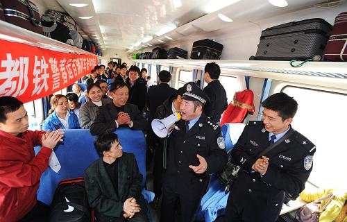 1月28日,在從廣州開(kāi)往成都的K193次列車(chē)上,成都鐵路公安處民警通過(guò)表演節(jié)目的形式向乘客宣傳旅行安全知識(shí)。當(dāng)日,成都鐵路公安處民警來(lái)到廣州開(kāi)往成都的K193次列車(chē)上,現(xiàn)場(chǎng)為返鄉(xiāng)農(nóng)民工講解乘車(chē)防扒、防騙等旅行安全知識(shí)。隨著春運(yùn)臨近,成都鐵路公安處將在近百趟所轄列車(chē)上開(kāi)展送平安活動(dòng),保障旅客生命財(cái)產(chǎn)安全。新華社記者 江宏景 攝