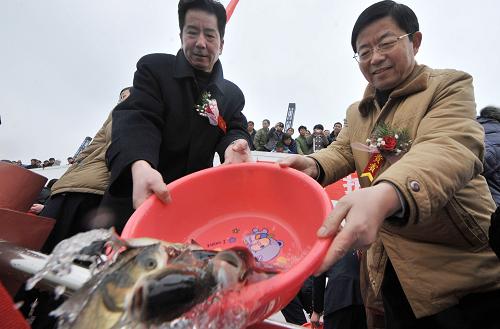 2月1日,有關(guān)人員在增殖放養(yǎng)活動啟動儀式上放養(yǎng)魚類。新華社記者 郭晨 攝