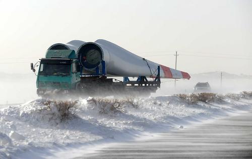 一輛運(yùn)送風(fēng)力發(fā)電機(jī)的貨車行駛在內(nèi)蒙古105省道上(2月1日攝)。新華社記者 張領(lǐng) 攝