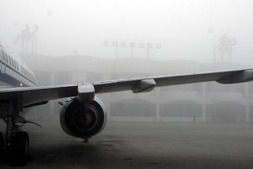 大霧籠罩下的成都雙流國(guó)際機(jī)場(chǎng)停機(jī)坪(2月19日攝)。2月19日上午,成都雙流國(guó)際機(jī)場(chǎng)遭遇大霧天氣,機(jī)場(chǎng)被迫關(guān)閉4個(gè)多小時(shí),100多個(gè)航班延誤,近萬(wàn)旅客不能按時(shí)抵達(dá)目的地。新華社發(fā)(呂俊明 攝)