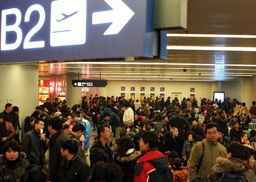 大霧籠罩下的成都雙流國(guó)際機(jī)場(chǎng)停機(jī)坪(2月19日攝)。新華社發(fā)(呂俊明 攝)