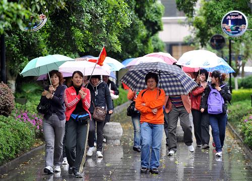 3月23日,游人在小雨中游覽桂林兩江四湖景區(qū)。當(dāng)天,廣西桂林市迎來(lái)一次小到中雨,給久旱的大地帶來(lái)一絲濕潤(rùn)。但小雨難解旱情,災(zāi)情仍在持續(xù)。去年8月至今,桂林各地降雨量持續(xù)偏少,全市受災(zāi)人口達(dá)37.6萬(wàn)人,飲水困難人口13.3萬(wàn)人,農(nóng)作物受災(zāi)面積2.39萬(wàn)公頃,絕收面積1509.6公頃。新華社記者 陳瑞華 攝
