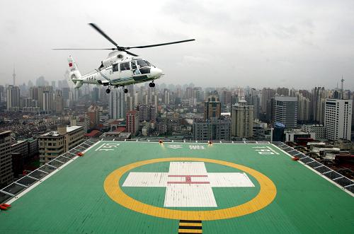 3月30日,一架直升機(jī)降落在瑞金醫(yī)院新門診大樓24層頂層。新華社發(fā)(任國強(qiáng) 攝)