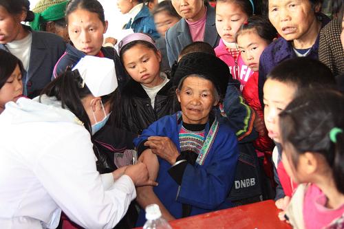 3月30日,在廣西融水苗族自治縣安太鄉(xiāng)衛(wèi)生院,一位苗族阿婆在接種甲流疫苗。當日,廣西融水安太鄉(xiāng)衛(wèi)生院醫(yī)務人員按照“知情同意、自愿接種、免費接種”的原則,為800多名苗、侗等少數(shù)民族同胞免費接種甲型H1N1流感疫苗,并為他們講解春季預防疾病的常識。新華社發(fā)(龍林智 攝)