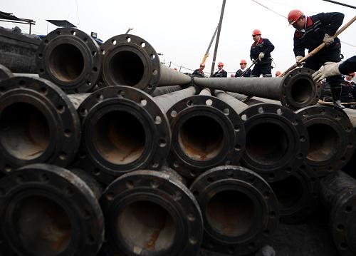 3月31日,搶險救援人員在搬運粗口徑的排水管。新華社記者 燕雁 攝