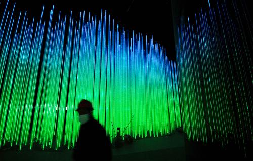上海世博會中國國家館“東方足跡”展廳正在進行燈光調(diào)試(3月28日攝)。新華社發(fā)