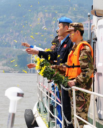 4月1日,邊防官兵向閩江口拋灑菊花花瓣祭奠維和英烈。新華社發(fā) (魯鵬 編輯)