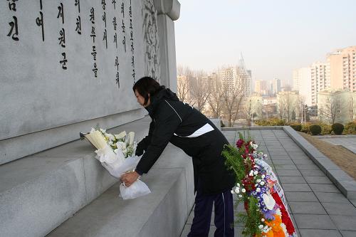 4月5日,正在朝鮮訪問的中國天津女排隊員向位于平壤市牡丹峰的中朝友誼塔獻(xiàn)花。當(dāng)天是清明節(jié),中國駐朝鮮大使館工作人員、正在朝鮮訪問的中國天津女排隊員等來到中朝友誼塔,祭奠中國人民志愿軍烈士,緬懷他們的豐功偉績。新華社記者 高浩榮 攝