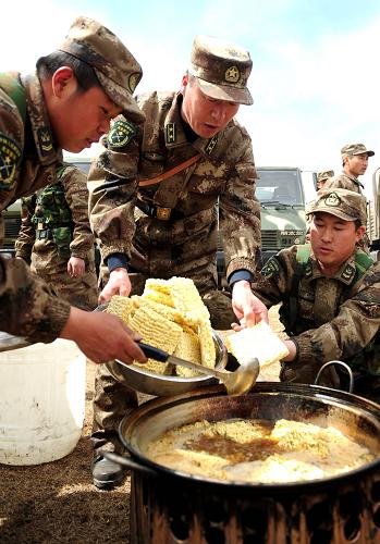 4月7日,官兵們在宿營地煮方便面。新華社記者 任軍川 攝